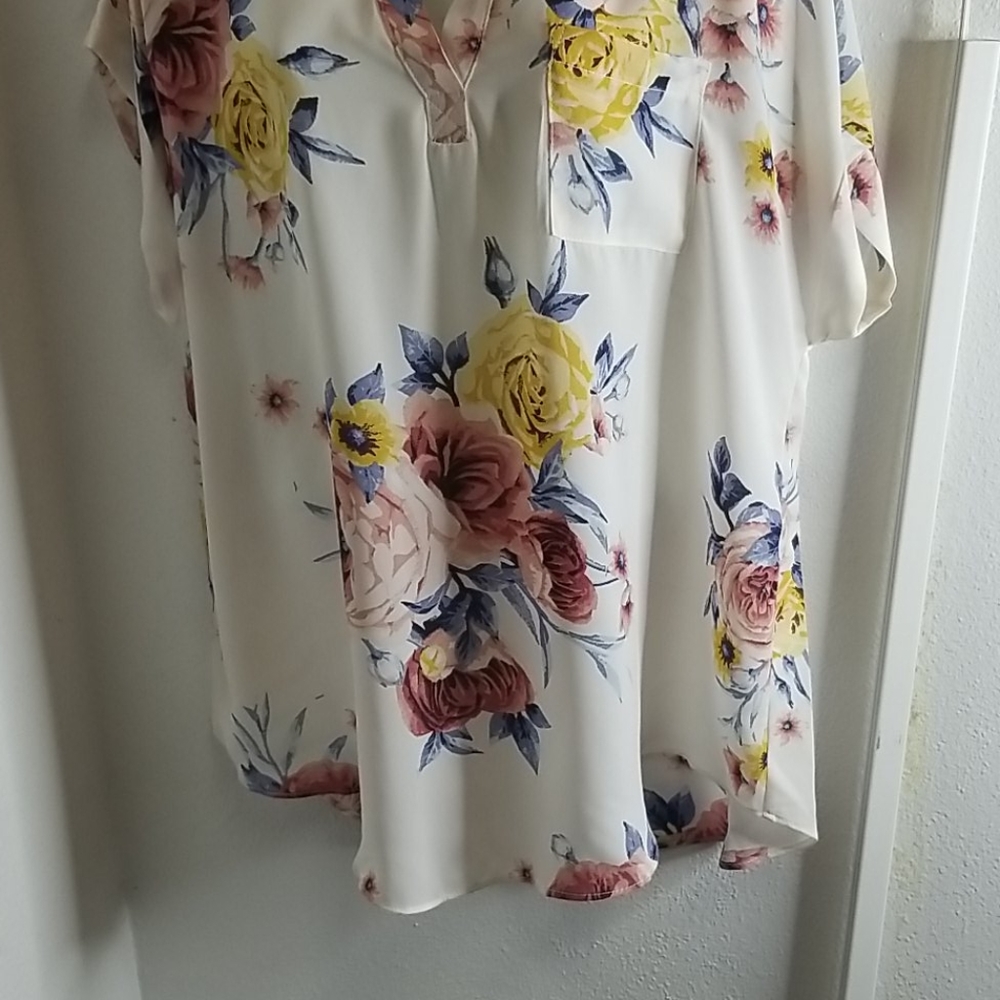 Floral plus size blouse - Picture 3 of 10